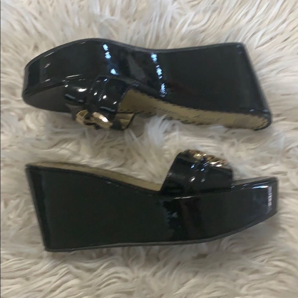JUICY COUTURE PATENT LEATHER‎ LOGO SANDALS SIZE 8M - Picture 2 of 4